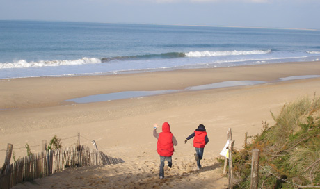 Enfants qui courrent vers la plage de l'île de Ré